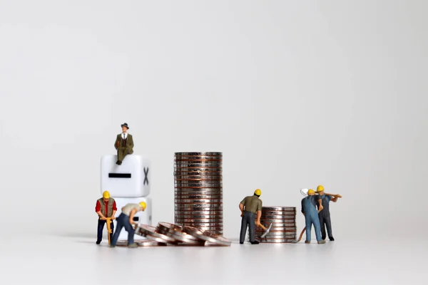 Concepto Empleo Costos Laborales Trabajadores Miniatura Con Montones Monedas —  Fotos de Stock