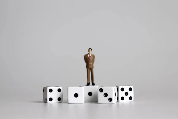 Мініатюрний Бізнесмен Стоїть Білих Кубиках — стокове фото