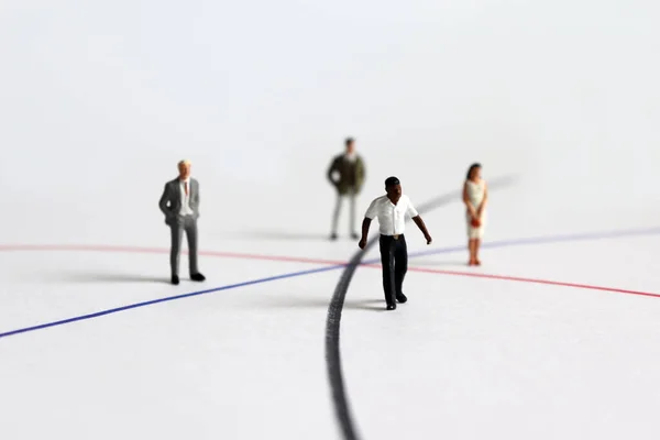 Miniature Personnes Diverses Debout Sur Une Ligne Différente — Photo