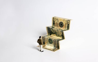 Banknotlar merdiven deseni ve minyatür adam şeklinde katlandı..