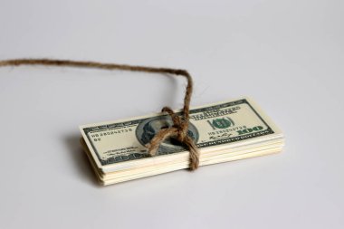 İpe sarılı bir yığın para..