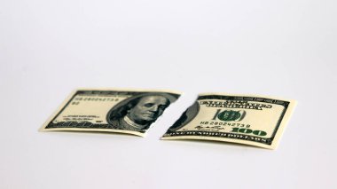 Yüz dolarlık banknot ikiye bölünmüş..