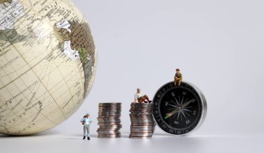 Dünyanın dört bir yanında pusulaları ve bozuk paraları olan minyatür turistler..