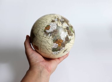 Dünyayı tutan bir kadının elleri..