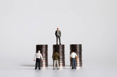 İşçilerin daha yüksek ücret talebi kavramı. Bozuk para ve minyatür insanlar..