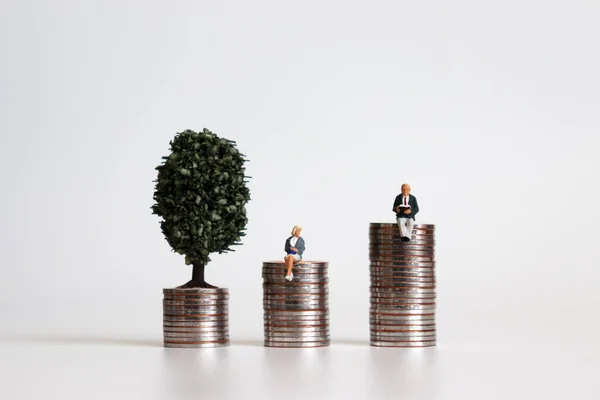 Мініатюрні Люди Сидять Купі Монет Мініатюрне Дерево Купі Монет — стокове фото