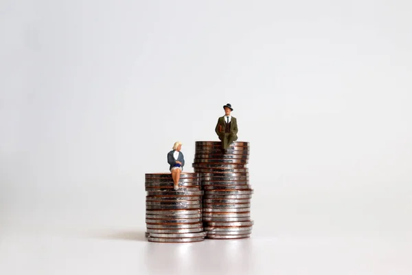 Miniature Man Miniature Woman Sitting Pile Coins — Stock Photo, Image