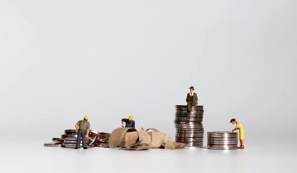 Concepto Distribución Desigual Riqueza Montón Monedas Personas Miniatura — Foto de Stock