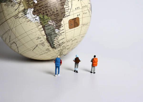 Turistas Miniatura Caminando Hacia Globo — Foto de Stock