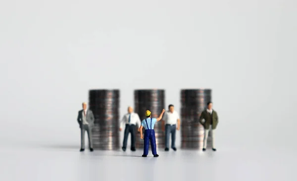 Pila Monedas Personas Miniatura Concepto Negociación Salarial Entre Empresarios Trabajadores —  Fotos de Stock