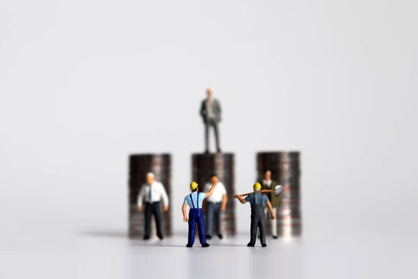 Pila Monedas Personas Miniatura Concepto Sobre Conflictos Laborales —  Fotos de Stock