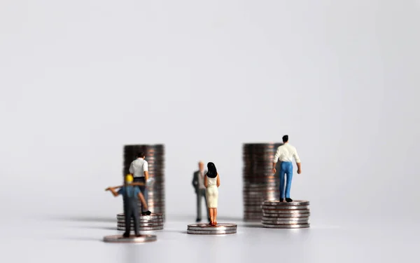 Concepto Disparidad Salarial Personas Miniatura Con Montones Monedas —  Fotos de Stock