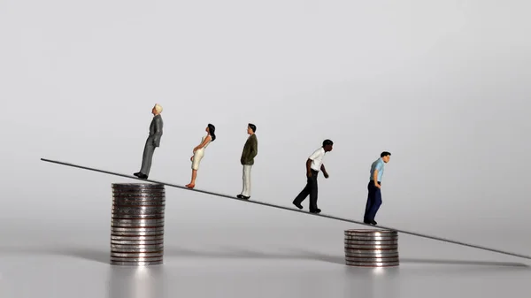 Het Concept Van Een Steeds Groter Wordende Inkomens Armoedekloof Miniatuur — Stockfoto