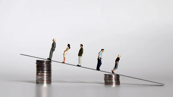Miniaturowi Ludzie Kupą Monet Koncepcja Przepaści Między Bogatymi Biednymi — Zdjęcie stockowe