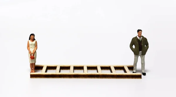 Hombre Miniatura Una Mujer Miniatura Pie Frente Otra Escalera —  Fotos de Stock