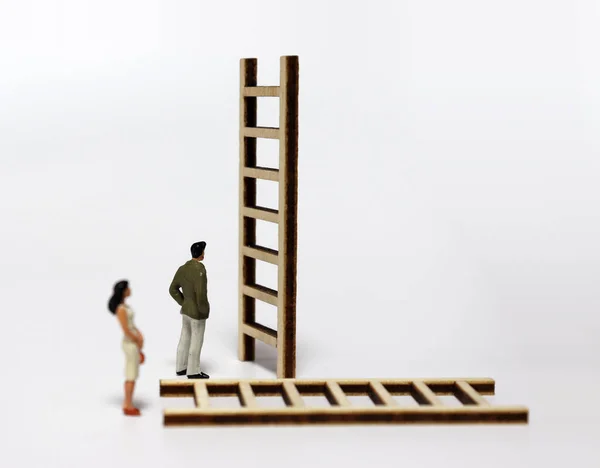 Ein Miniaturmann Und Eine Miniaturfrau Stehen Vor Einer Anderen Leiter — Stockfoto