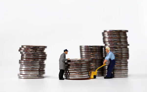 Personas Miniatura Llevando Una Pila Monedas —  Fotos de Stock