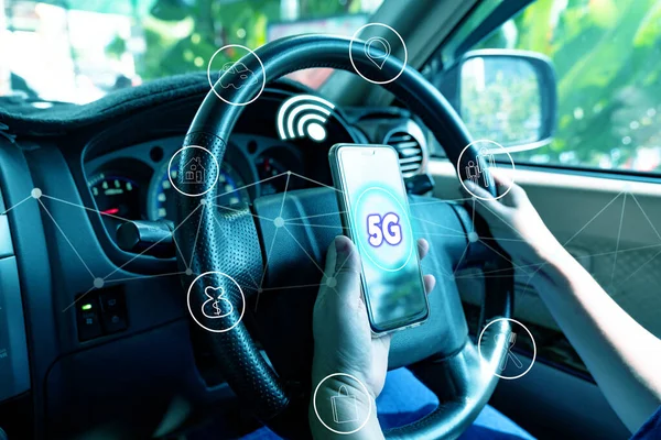 Kadınlarla ilgili 5G ağ arayüzü ve simge kavramı arabalarda cep telefonu kullanıyor.