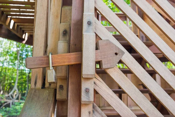 Drzwi Drewniane Kluczem Drewna Śrubowego — Zdjęcie stockowe