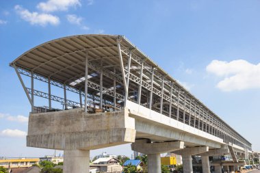 Yükseltilmiş bir banliyö treninin yapımı