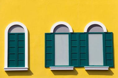 Sarı duvardaki yeşil pencere Venezia, Tayland 'da