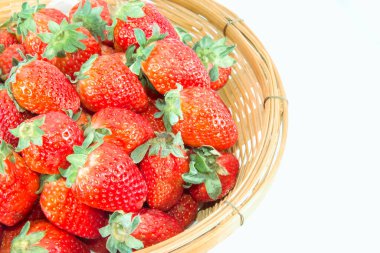 Beyaz arka planda sepette taze çilekler.