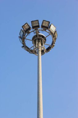 Mavi gökyüzüne karşı sokak lambası soyut