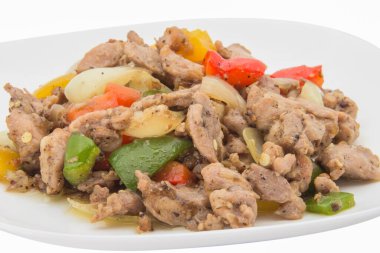 Baharatlı siyah biberli tavuk. Beyaz arka planda.