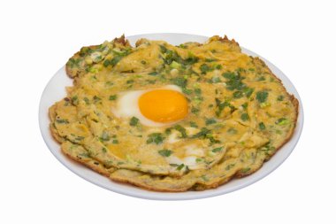Omlet, beyaz arka planda izole edilmiş yumurta.