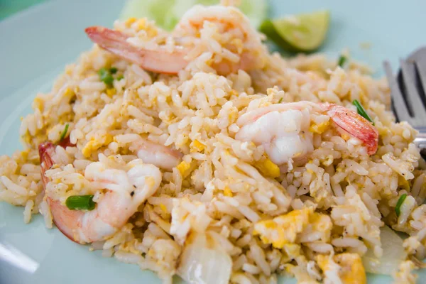 Kızarmış pirinç ve karides, Tayland yemeği.