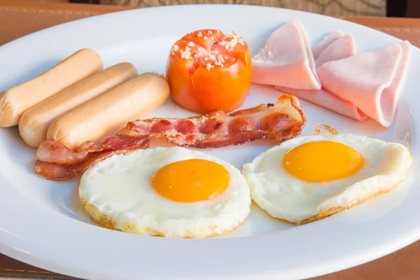 Traditionella Frukostägg Med Bröd — Stockfoto