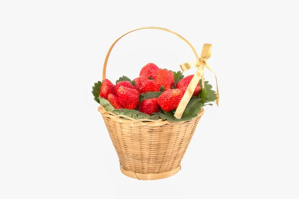白色底色篮子里的新鲜草莓 — 图库照片
