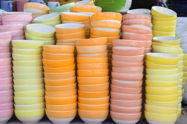 Стопки Разноцветной Чаши Складе — стоковое фото