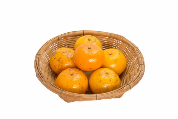 Świeża Pomarańcza Koszyku Białym Tle — Zdjęcie stockowe