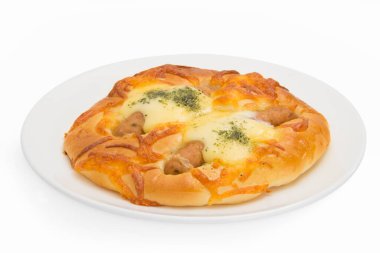 Beyaz tabakta sosisli ekmek.