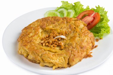 Beyaz tabakta izole edilmiş omleti kapat.