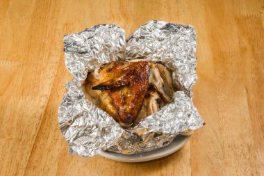 Ahşap masa üstünde ızgara tavuk.