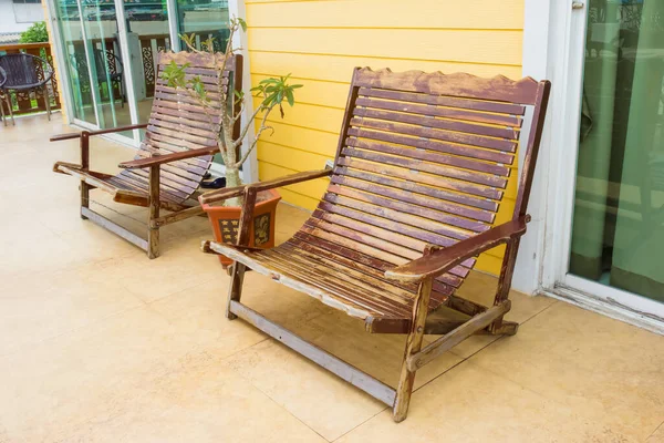 Balcón Con Silla Madera Vieja — Foto de Stock