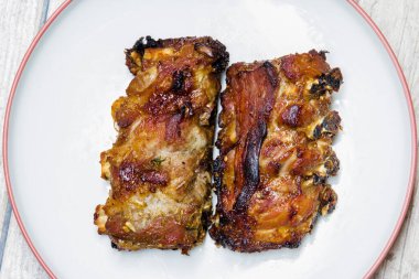 Beyaz tabakta ızgara kaburga eti.