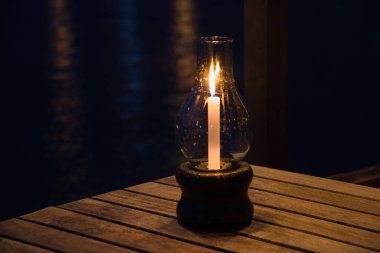 Arka planda fener ve nehir