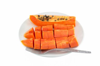 Beyaz arkaplanda izole edilmiş Papaya meyvesi