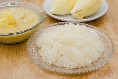 Ahşap masada Durian ve yapışkan pirinç.