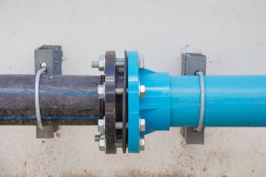 Boru lastiği pvc boru hattına bağlı.