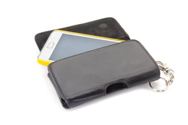 Beyaz arka planda siyah kaplamalı cep telefonu