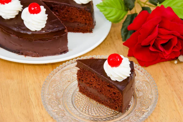 Schokoladenkuchen Mit Rotem Gelee Darüber — Stockfoto