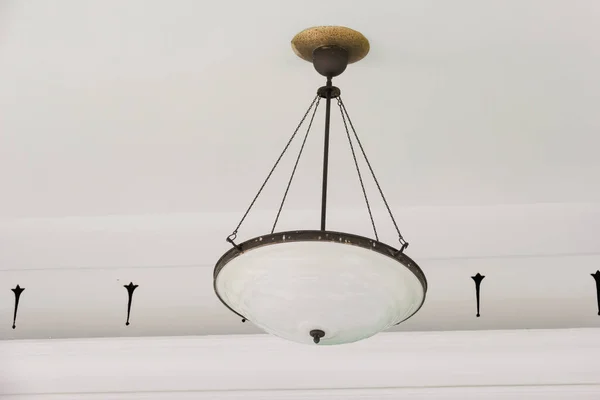 現代のアパートの白い天井ランプ — ストック写真