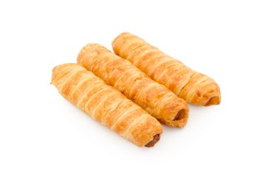 Beyaz arka planda kruvasan sosisli rulo