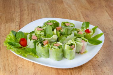 Sebzeli, sosisli taze börek.