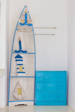 mavi ahşap dolap ve tekne