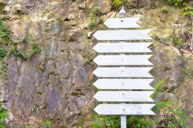 Kayalık zeminde beyaz tahta tabela